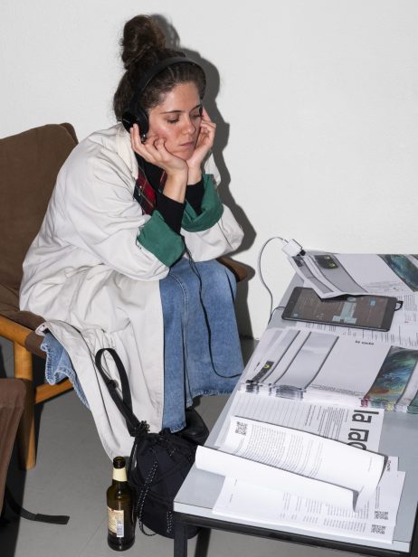 Someone in the audience listening to the temporary antenna sound archives of the Fonoteca Nazionale